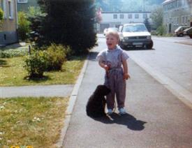Kai mit 3 Jahren und Hund Jasper